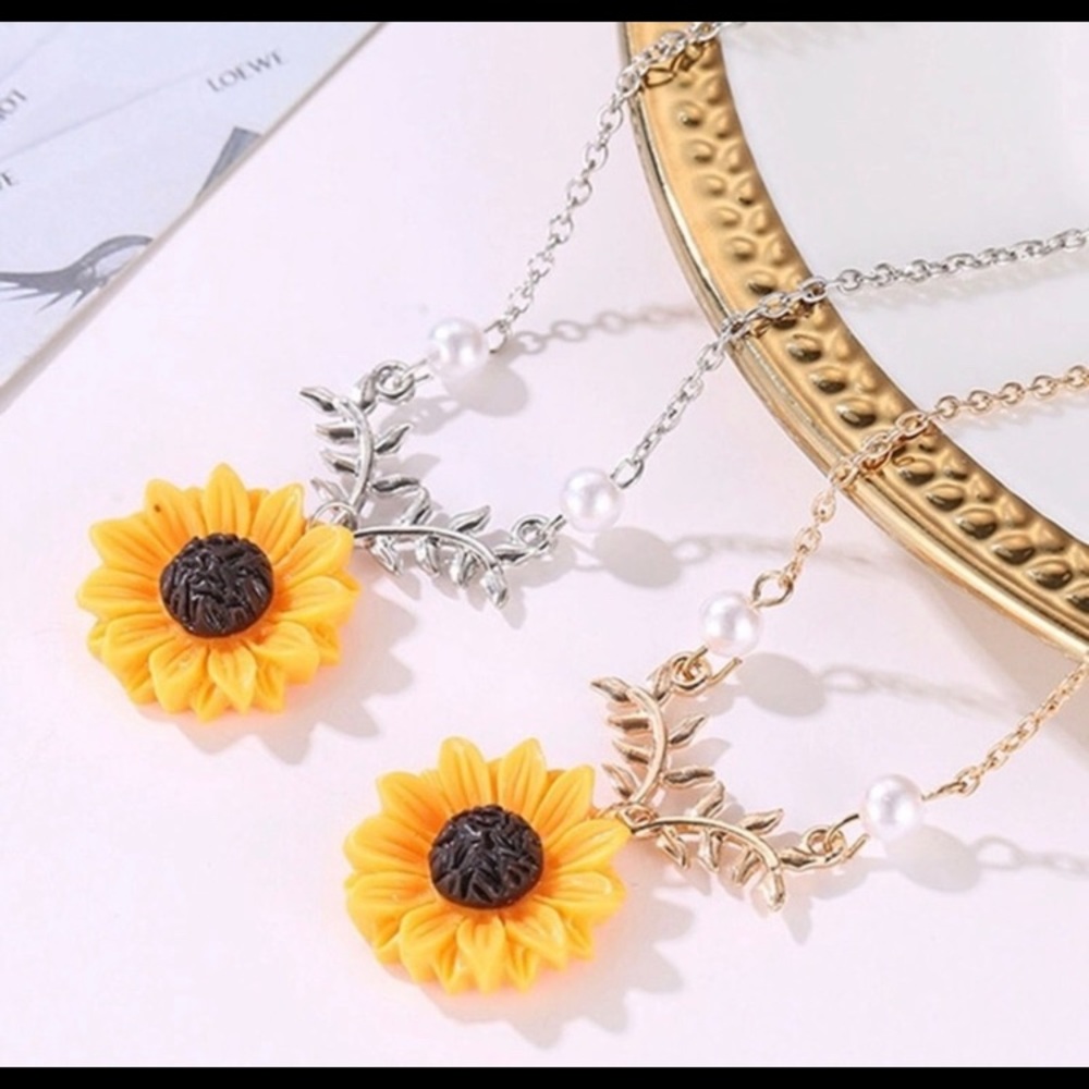 🌻Women’s sunflower 🌻 necklace - Picture 4 of 4